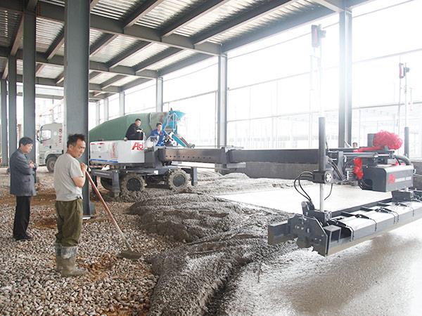 同样内置激光找平仪，在提高使用效率的基础上还能减少施工的时间、保证施工质量