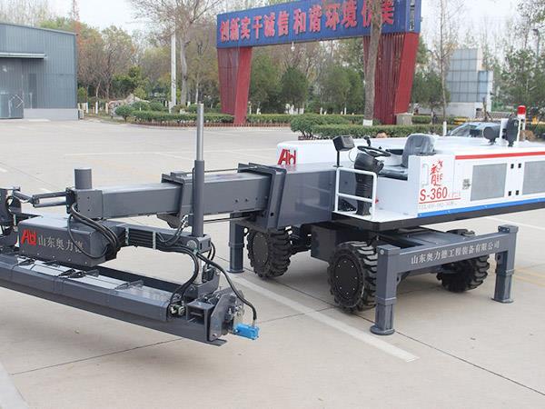 伸缩臂S360铺注整平的水泥混凝土地面，相对于传统方法来说，使用伸缩臂S360更加的平整